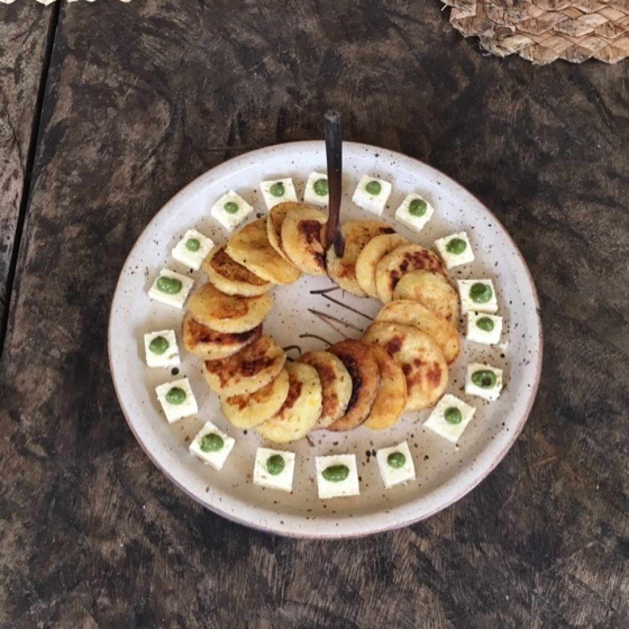 cachapitas con queso criollo y pesto