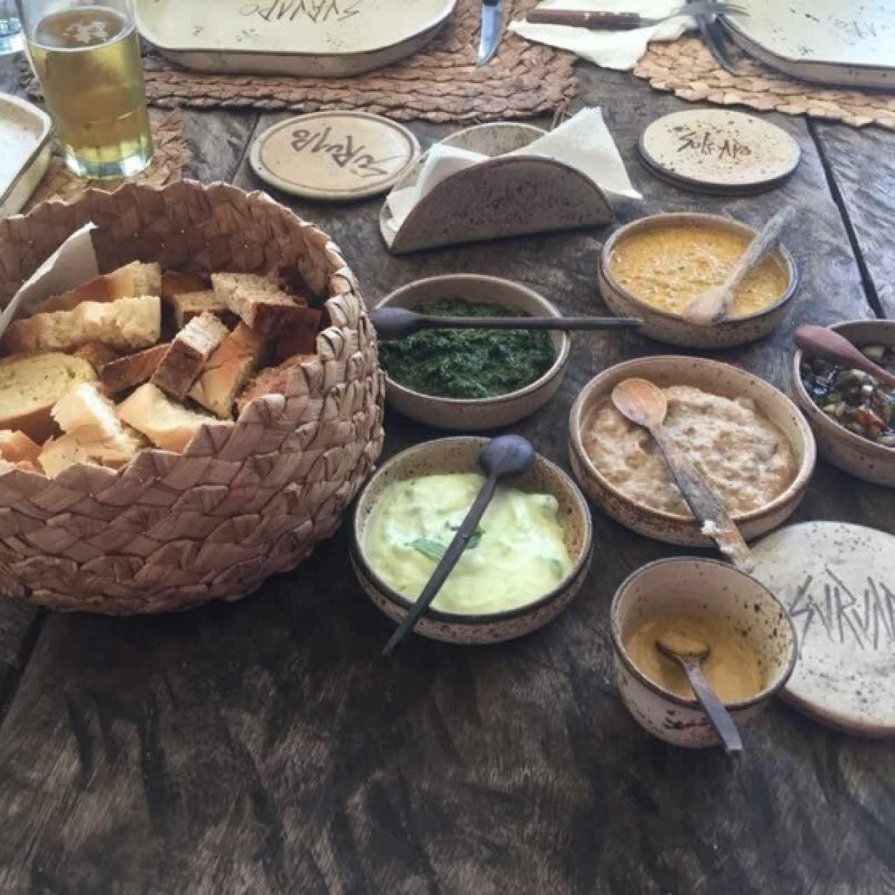salsitas varias, pan y arepitas
