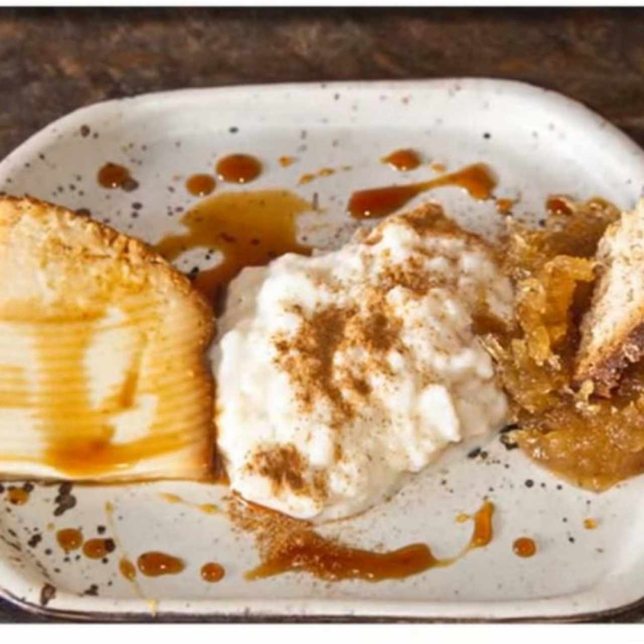 El postre: quesillo, arroz con leche y cabello de angel acompañados con una taza de café caliente