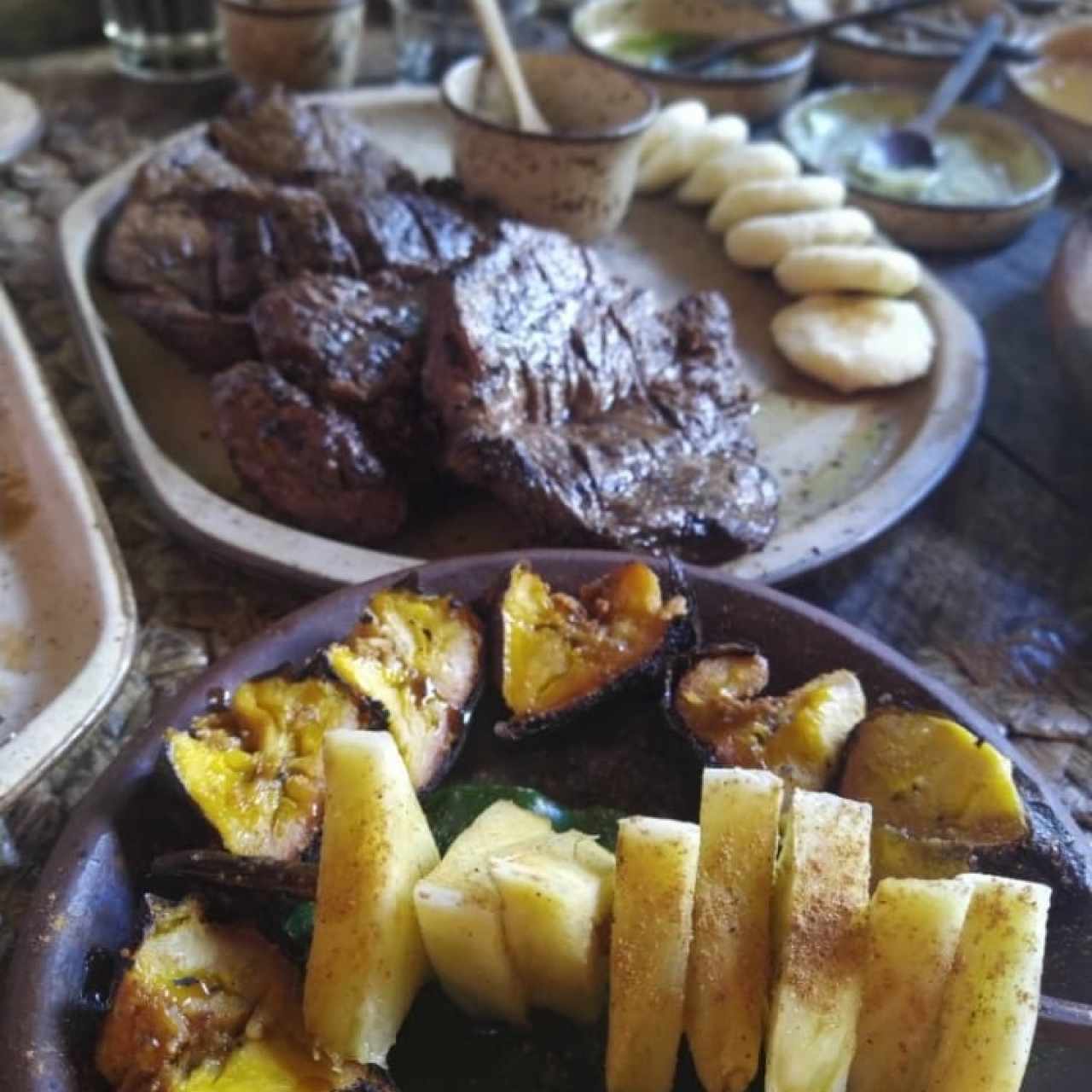 Carne, plátano y piña con canela.