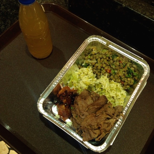 Ensalada de lentejas, arroz con brocoli, roast beef y buñuelo de yuca con salsa teriyaki. Para tomar te verde con limón. 
