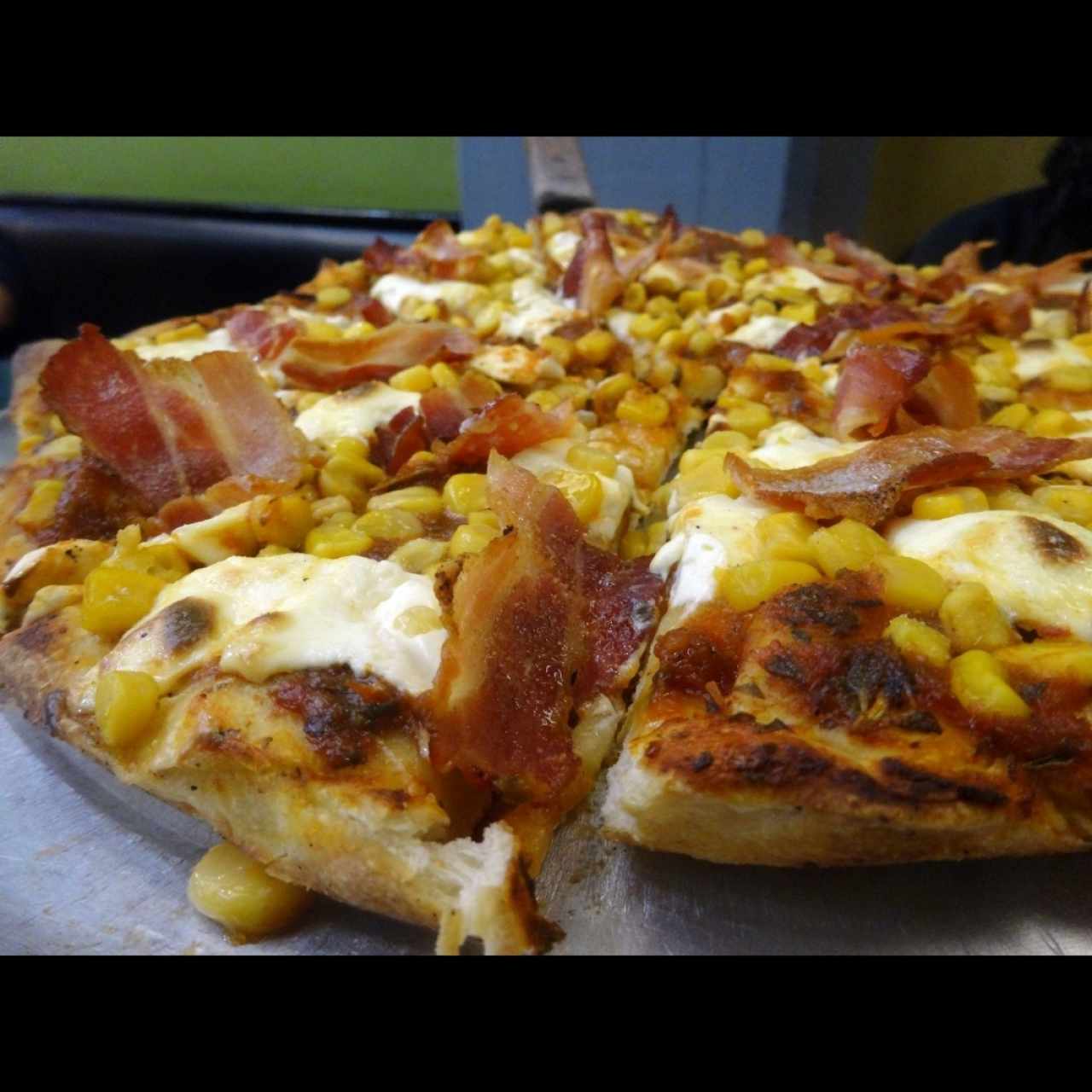 Pizza tocineta maíz queso crema 