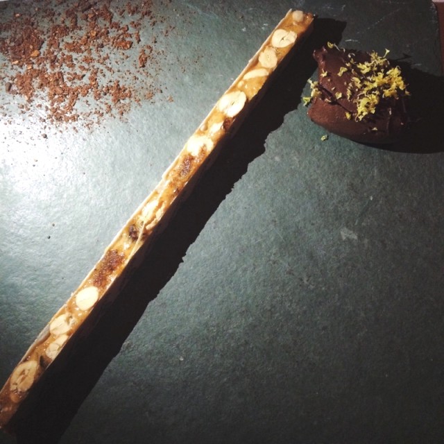 Turrón de piñonate y merey con cremoso de chocolate