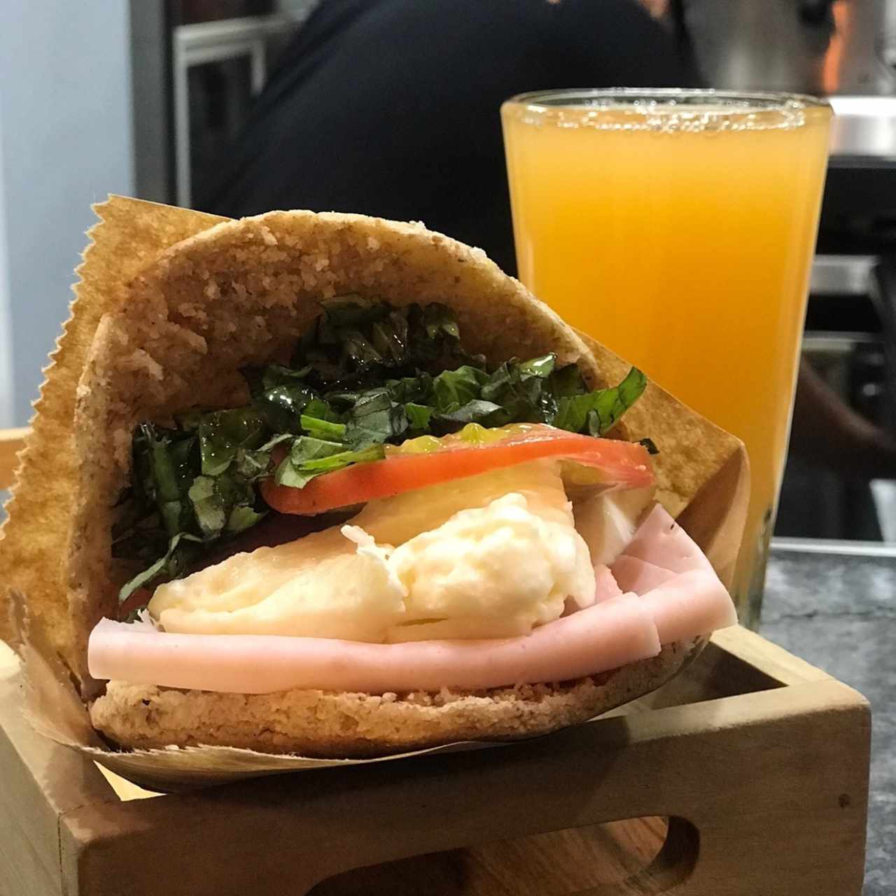arepa capresa con pavo