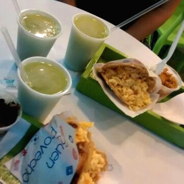 Arepa de Perico con Limonada con pepino.