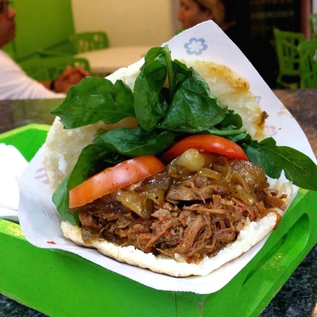 Arepa de carne mechada con con rucula