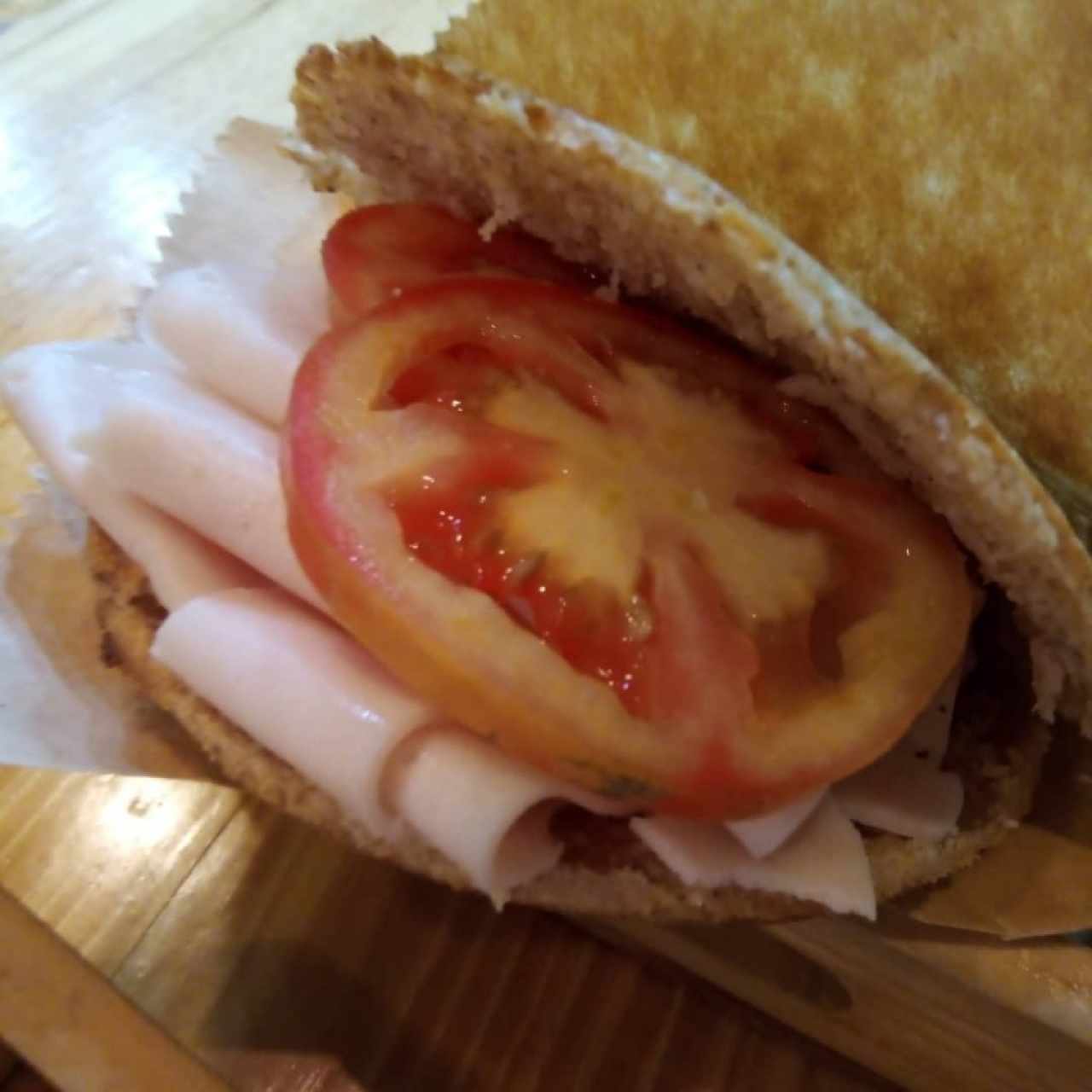 Arepa de jamón de pavo con tomate