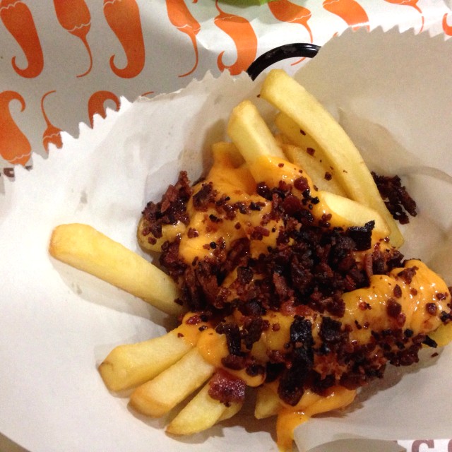 Papas con queso fundido y tocineta