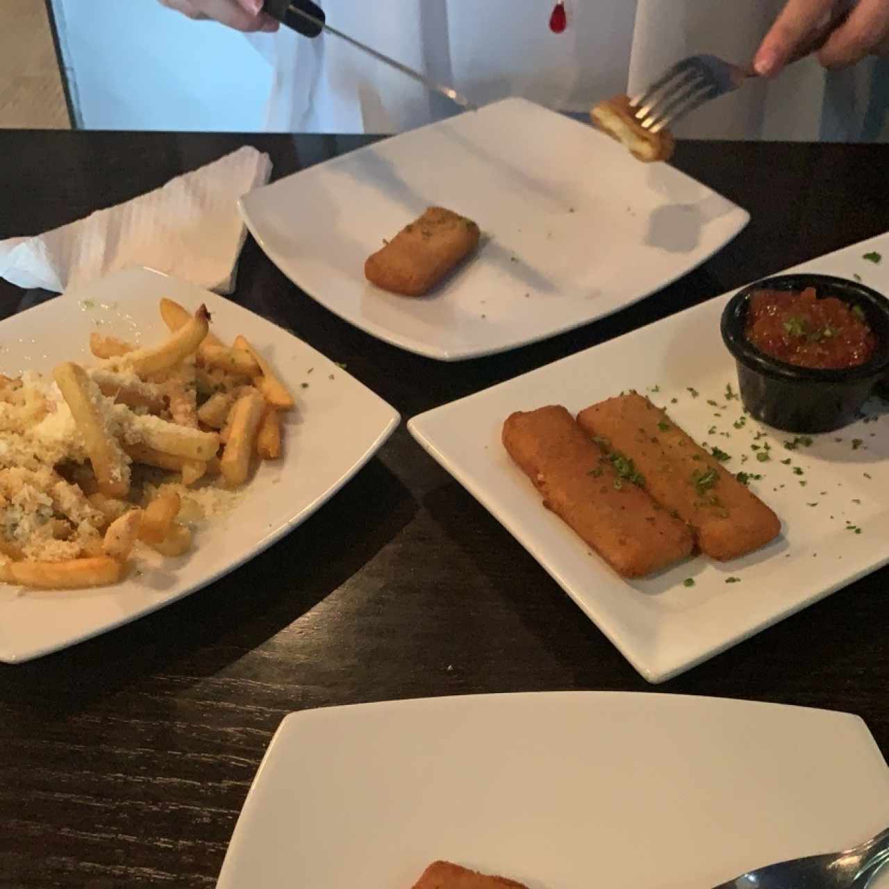 Entradas: papas con parmesano y Dedos de Mozzarella