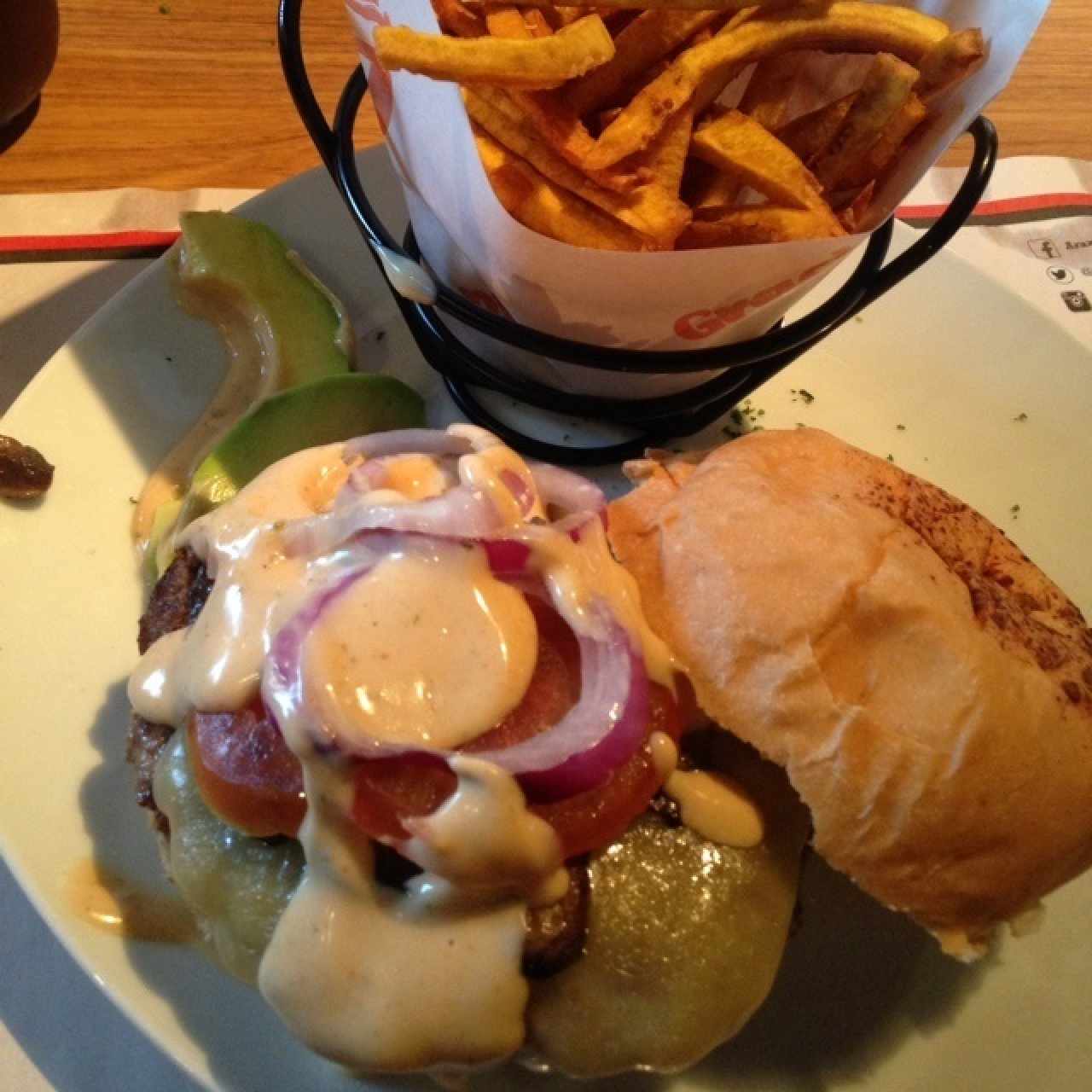 Chipotle Burger acompañada de tostones