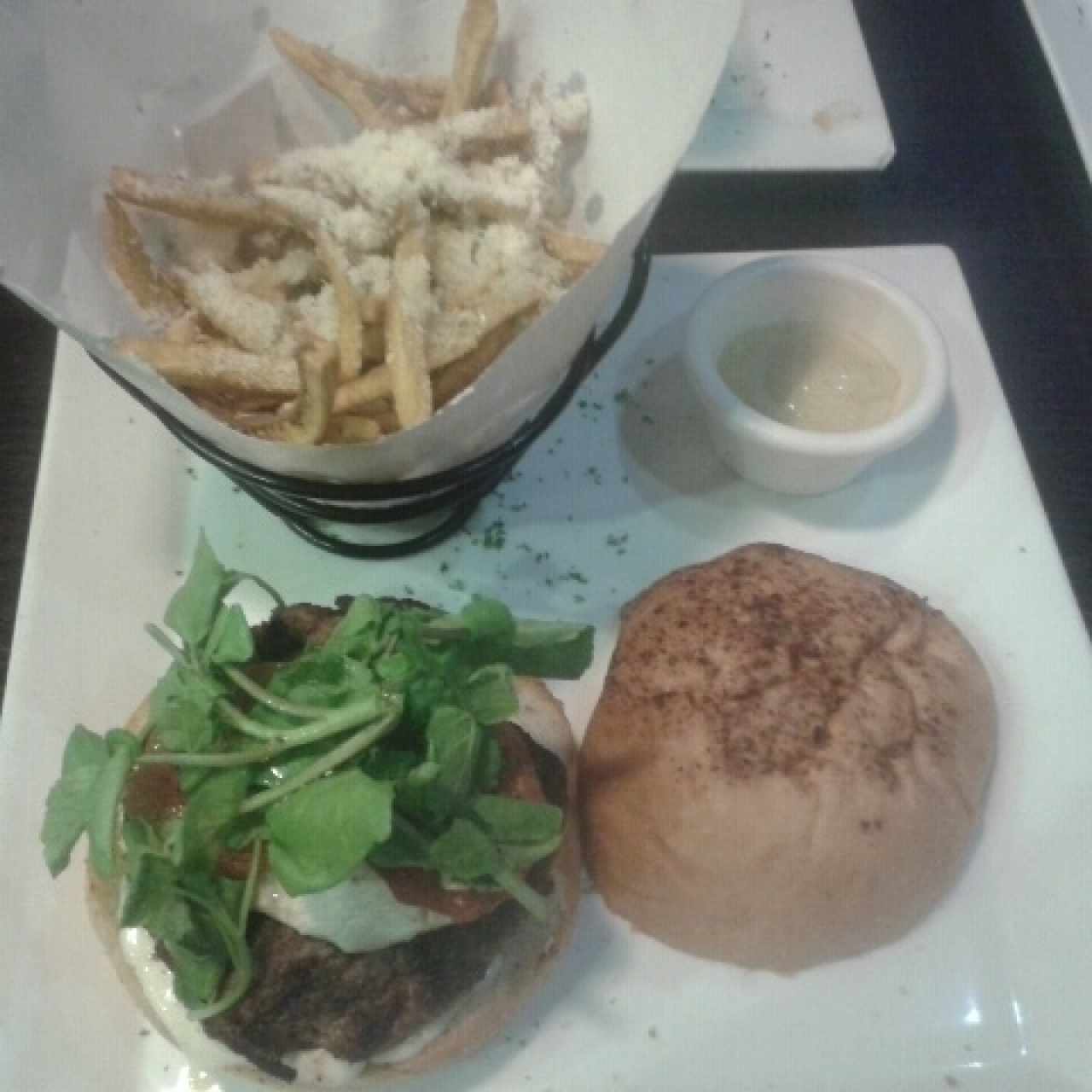 Euro burguer y palitos de tostos con queso parmesano y salsa de ajo