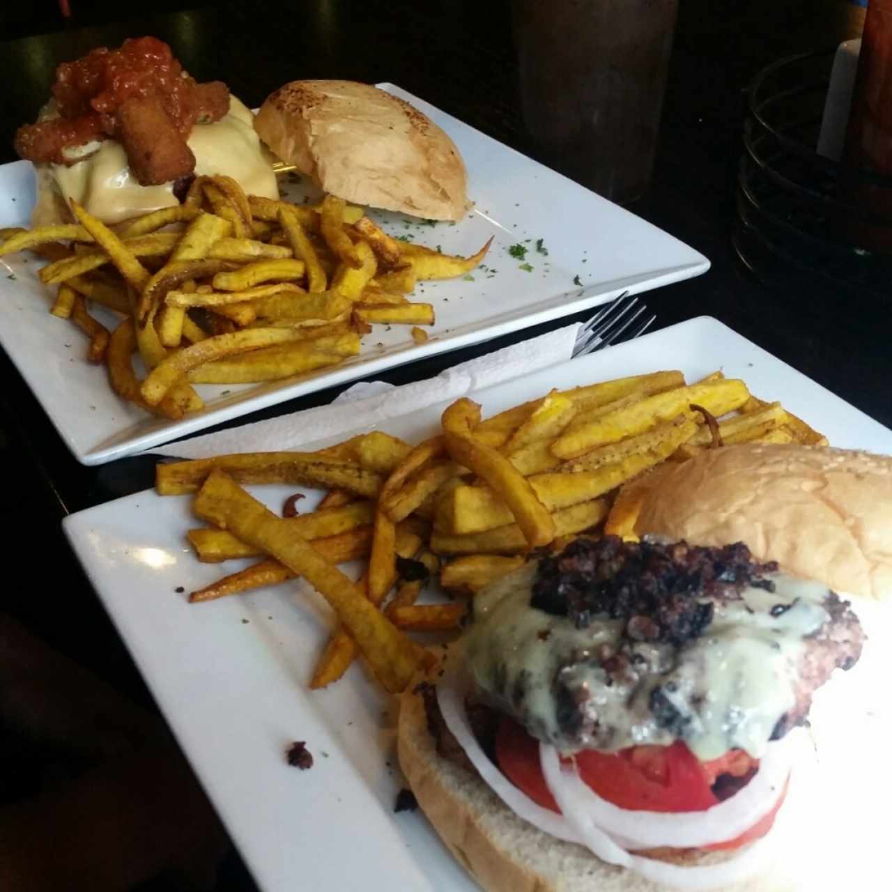 Holandesa burger y ruta 66 burger (la holandesa es espectacular, la ruta 66 igual pero muchk más sencilla)