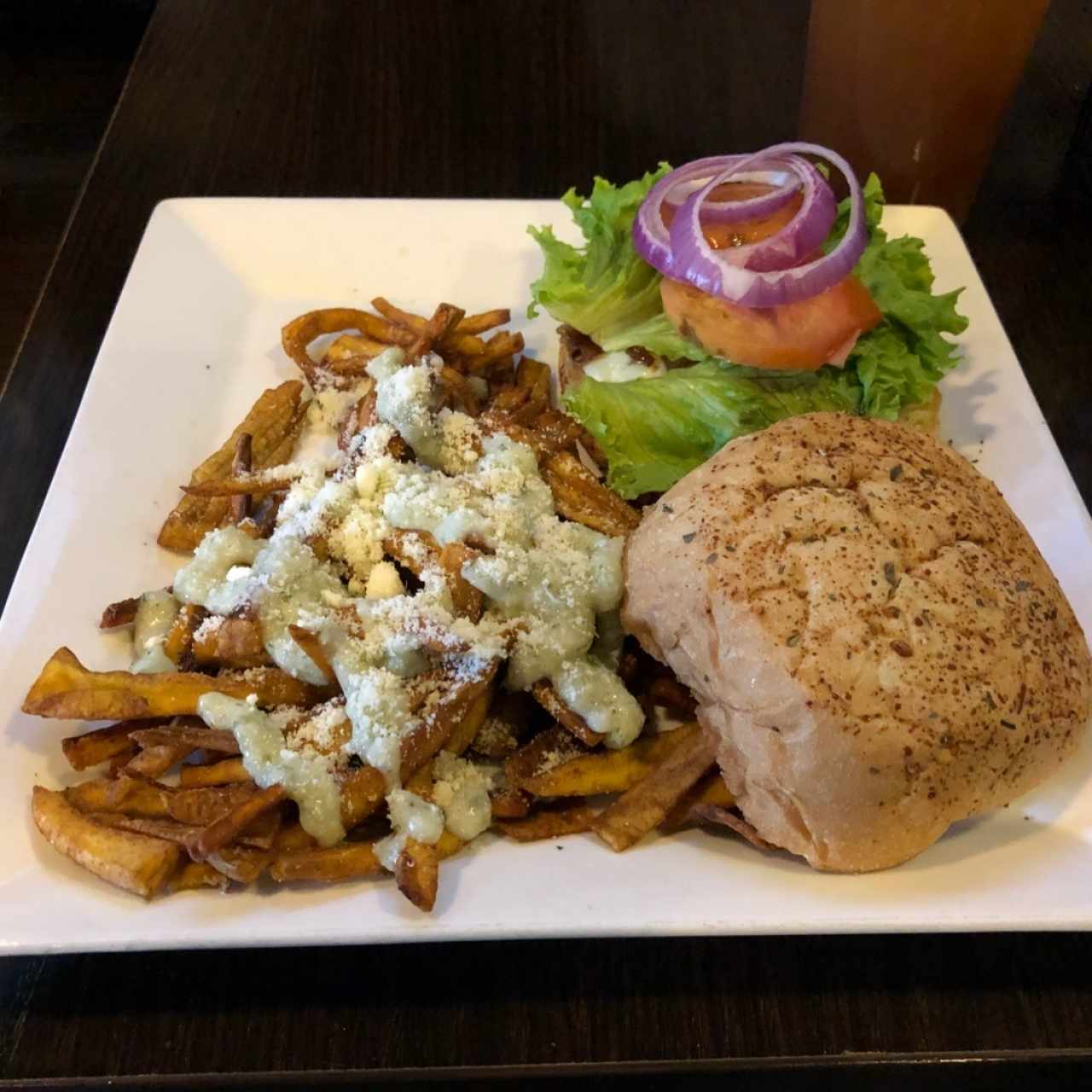 Araxi Burger y Tostones con salsa de ajo