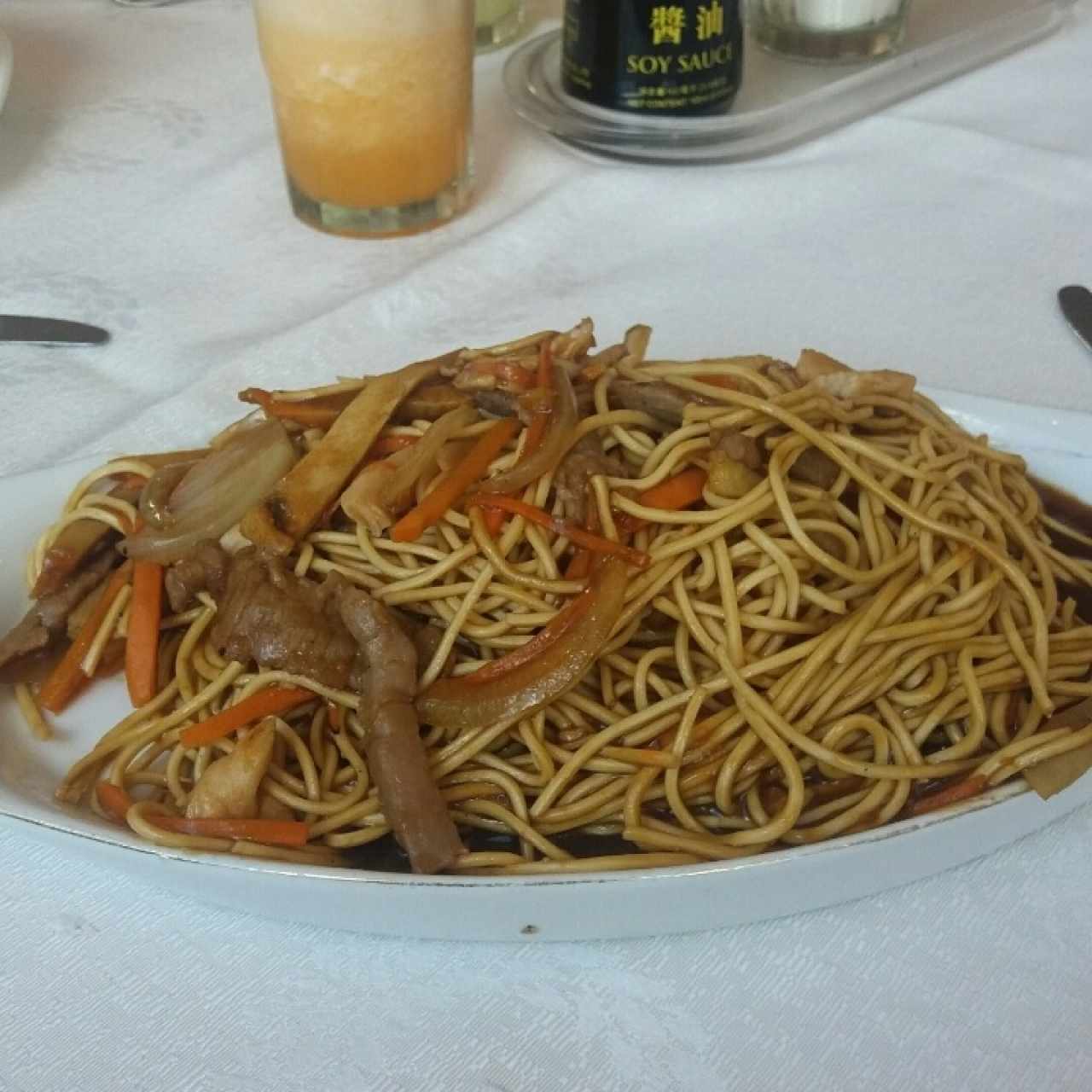 Tallarines con tres tiritas (res, pollo y cerdo)