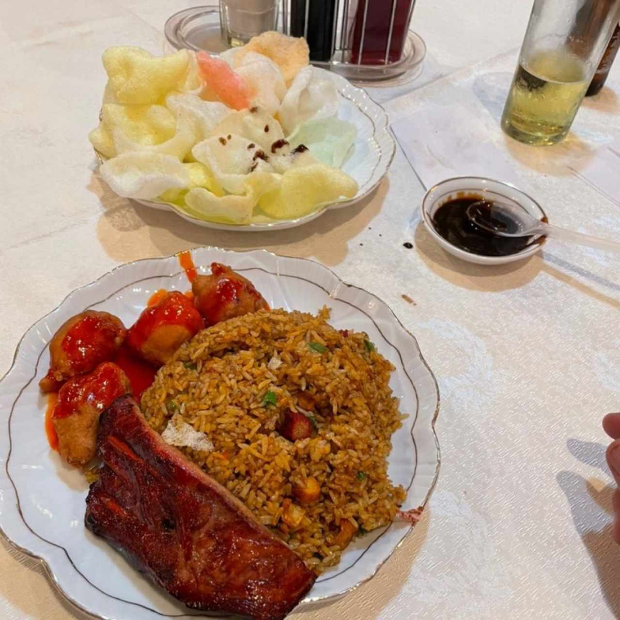 Arroz frito y costillas de cerdo