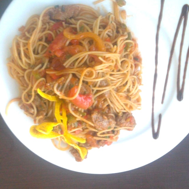 Vermicelli con lomito picado en salsa con tomate
