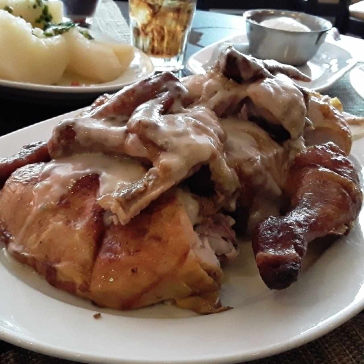 Pollo frío, pálido y sin sazón.