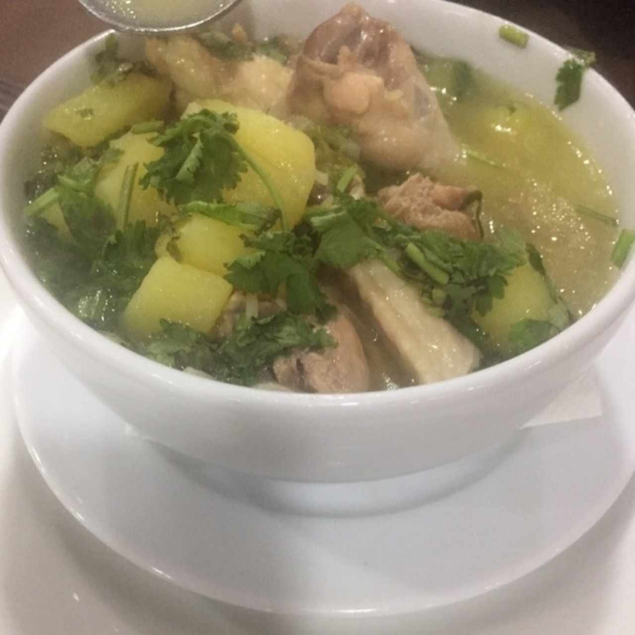 Sopa de pollo con fideos 