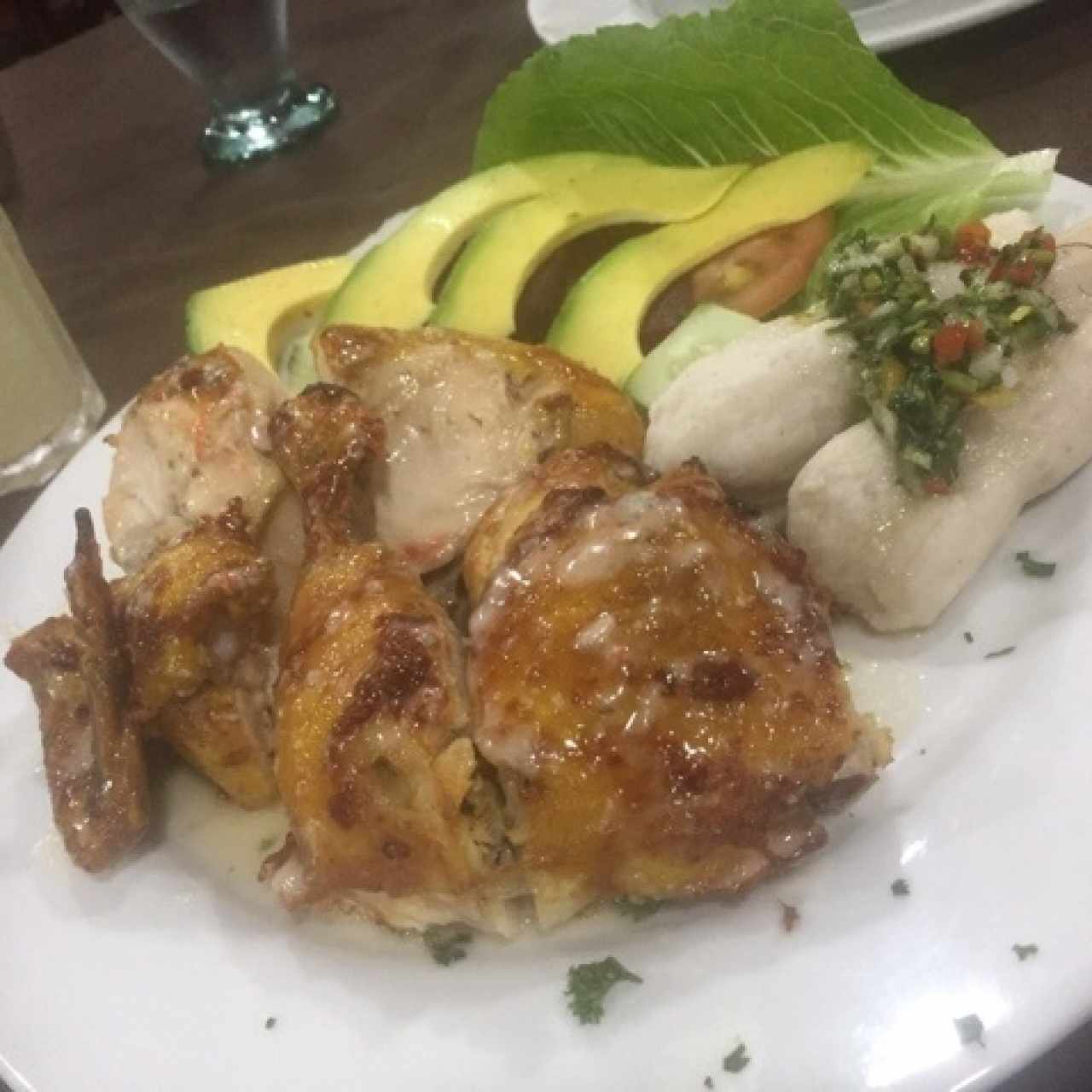 1/2 pollo a la brasa con hallaquitas y ensalada 