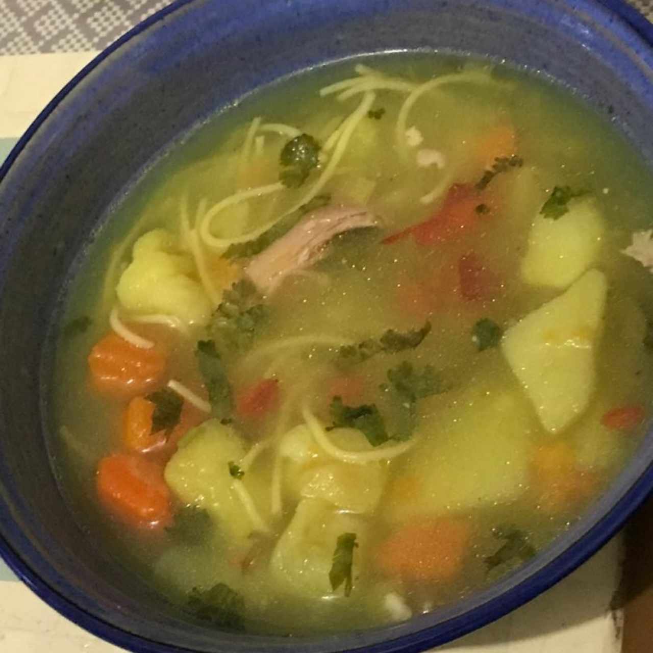 Sopa de Pollo con Fideos, Muy Buena 