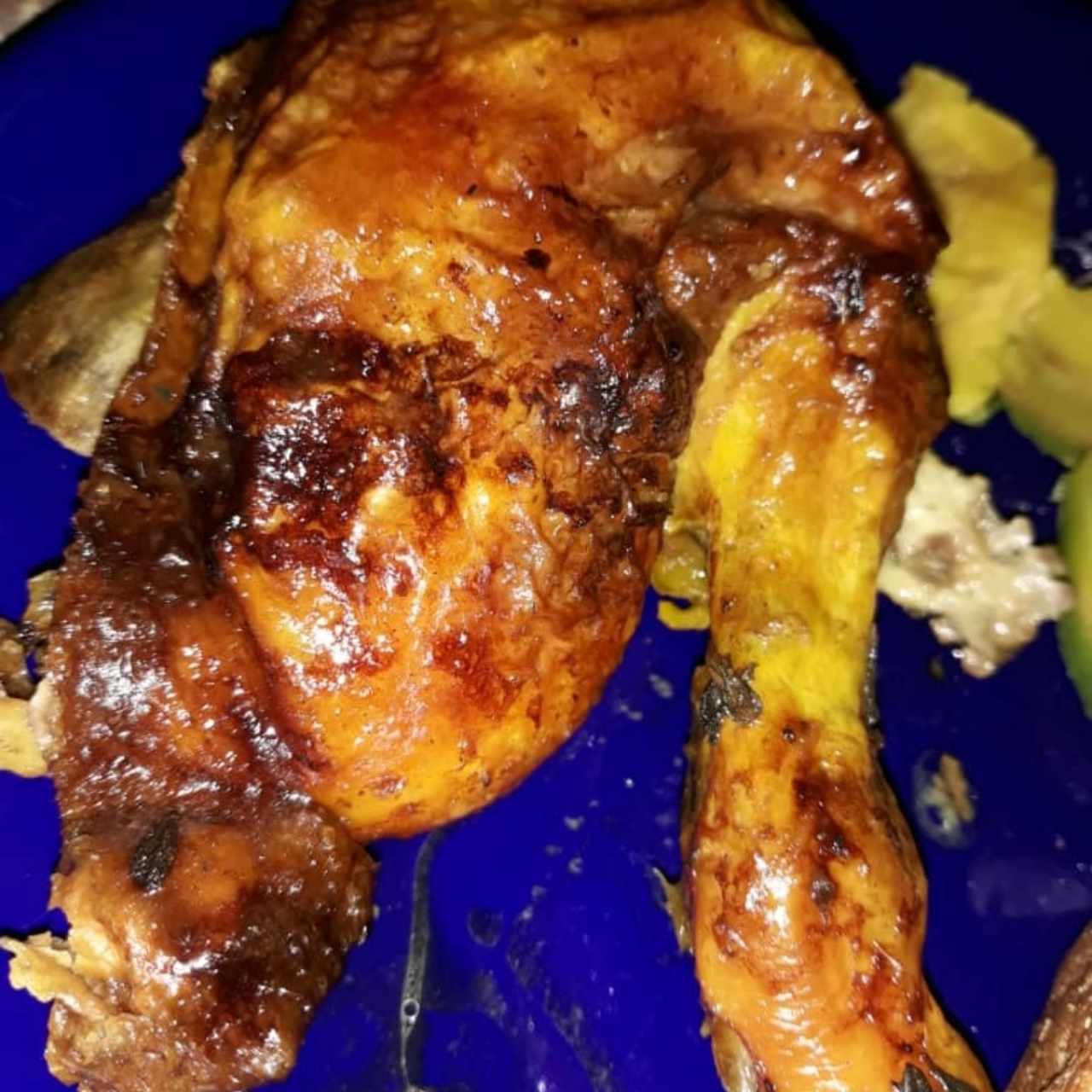 1/4 de Pollo en Brasas, Excelente