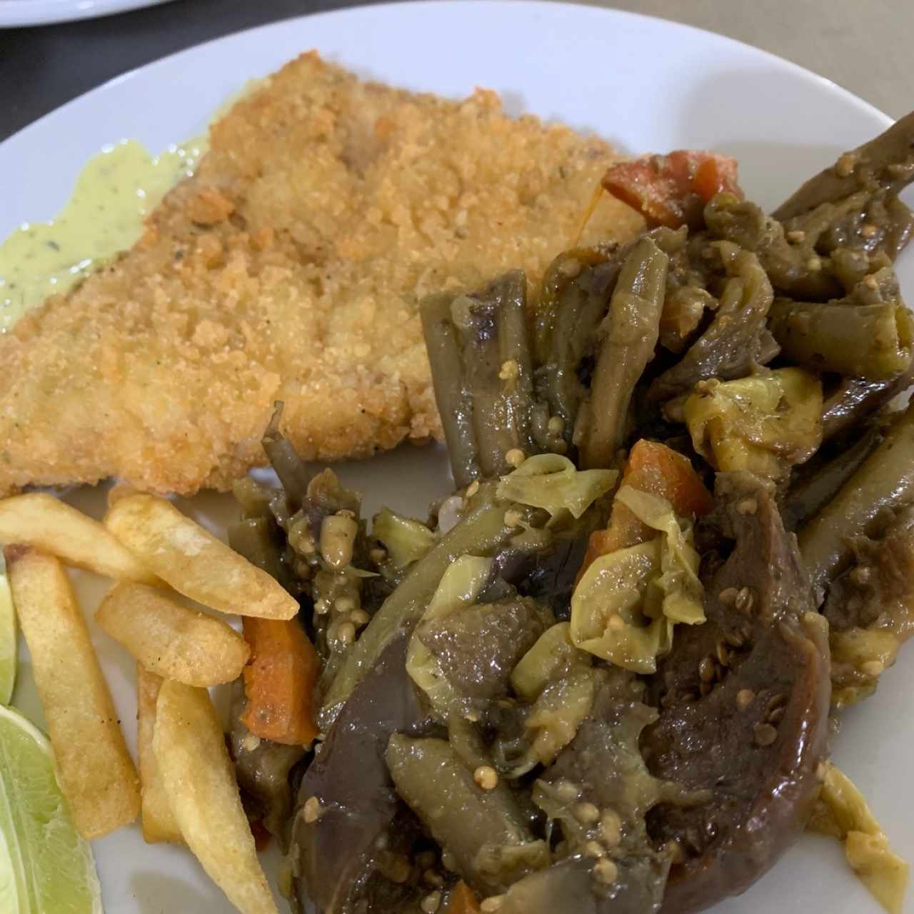 pescado empanizado con dos contornos