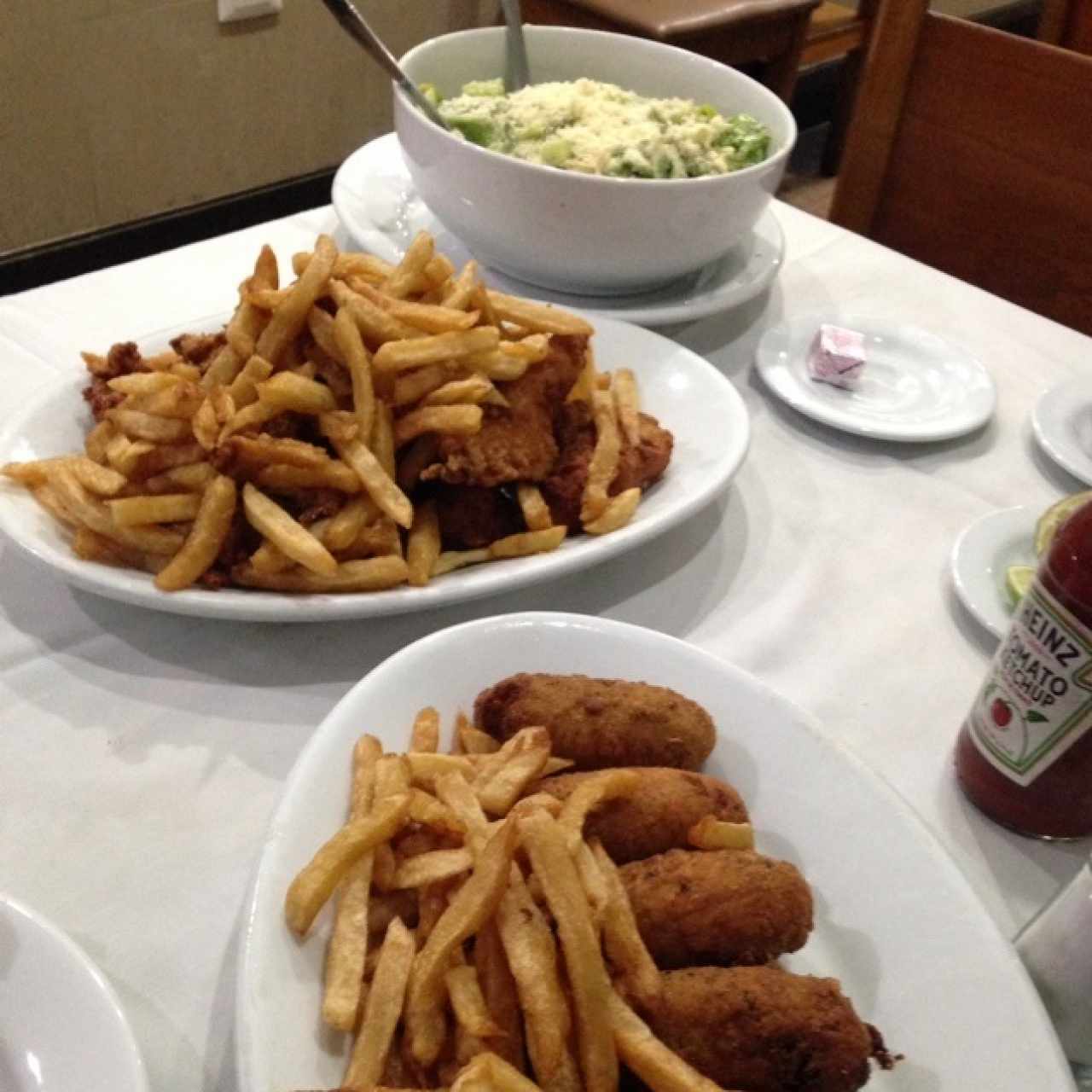 croquetas de mero, pollo a la canasta y ensalada cesar de pollo y camarones