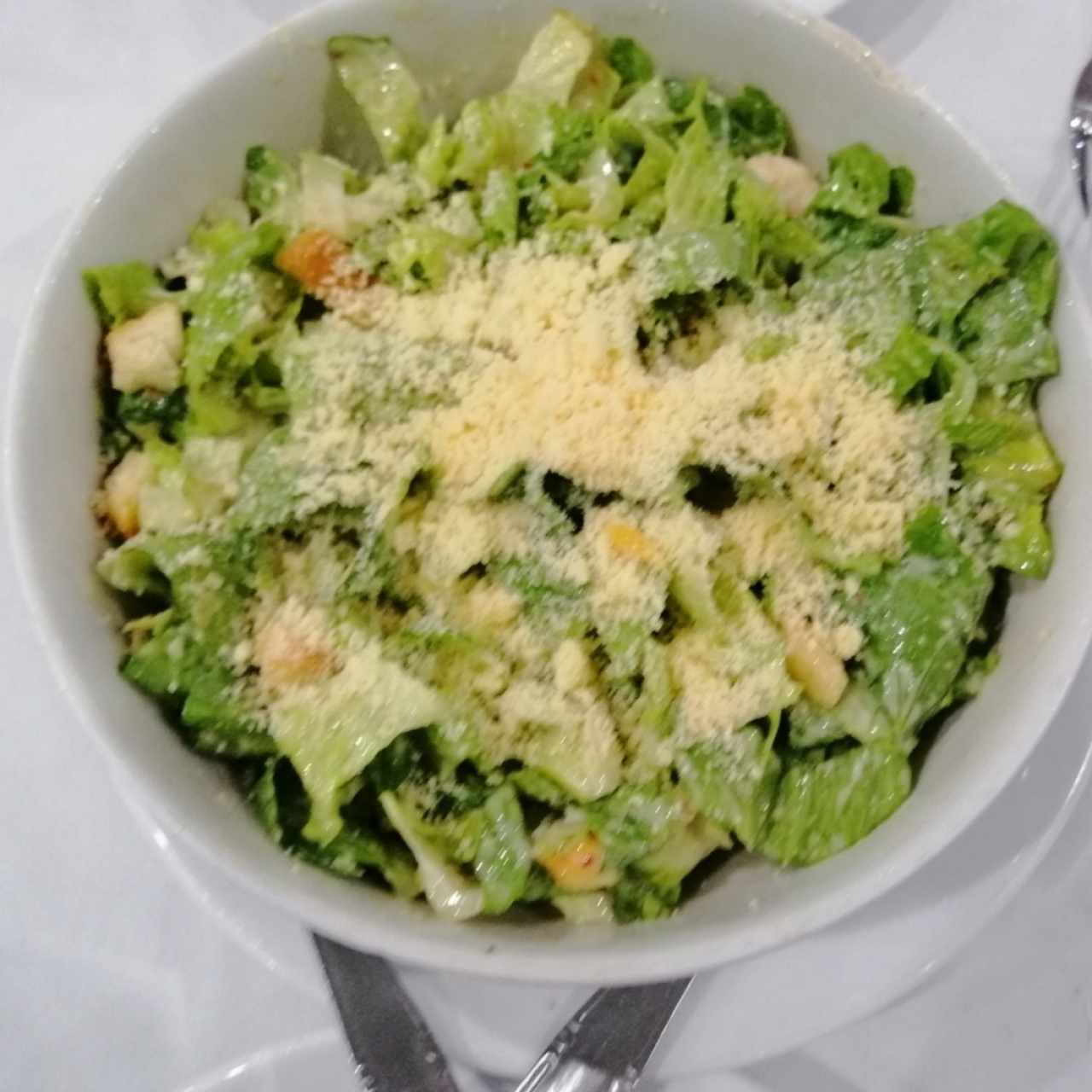 Ensalada César de camarones (rica y ración MUY generosa)