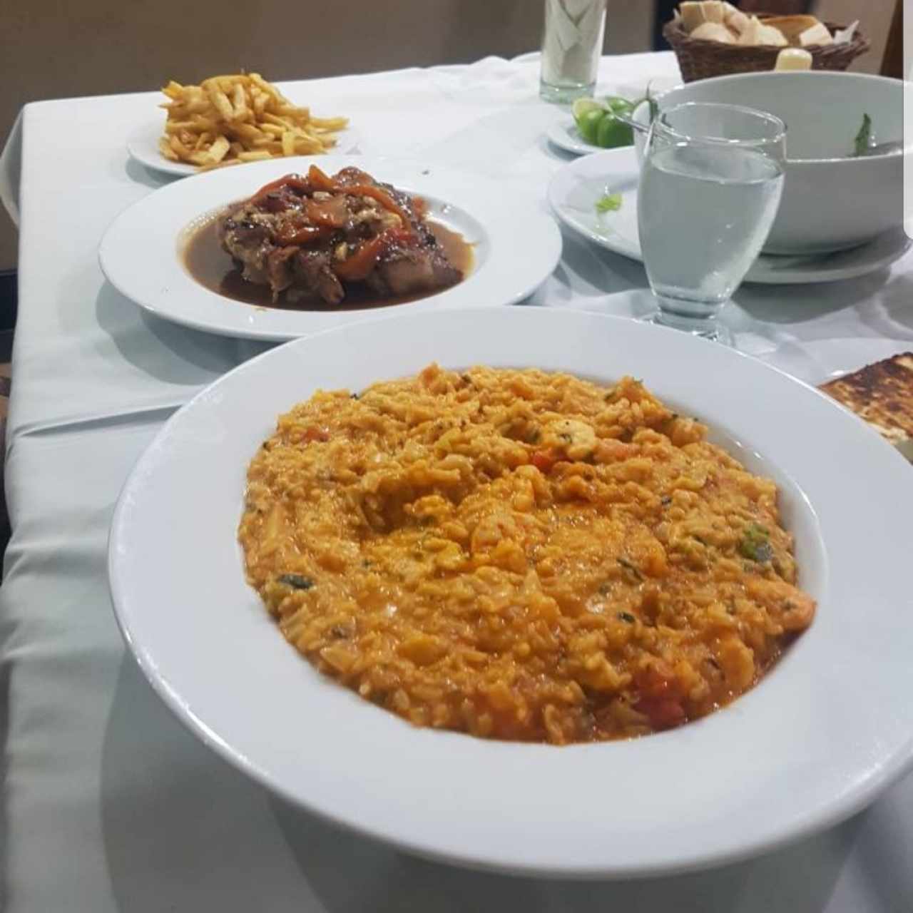 Risotto de Camarones (hasta para 3 personas. Es DIVINO). Y Lomo de Cerdo a la española.
