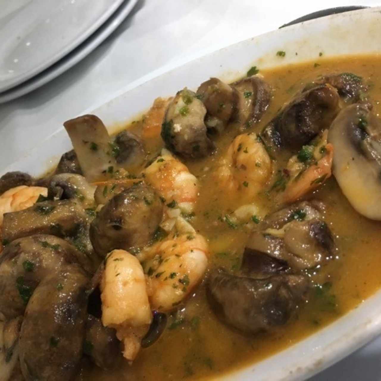 Mixto de camarones y champiñones al ajillo. 