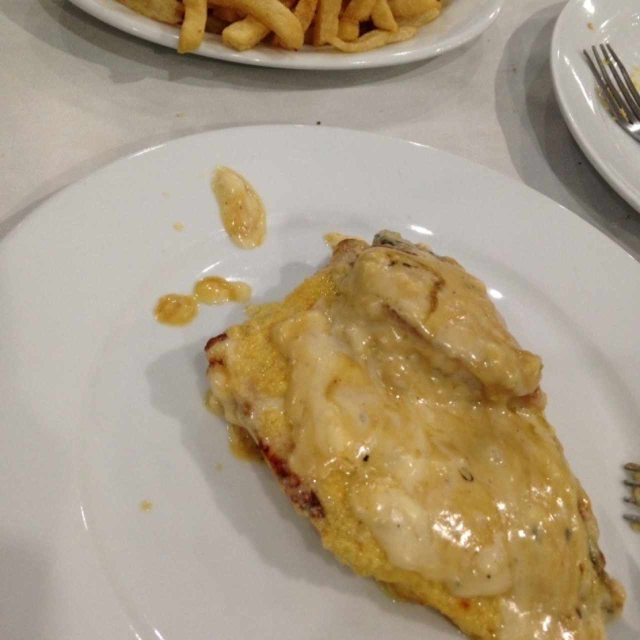 Mitad de una porción original de Suprema de pollo, contorno papas fritas sin precio extra.
