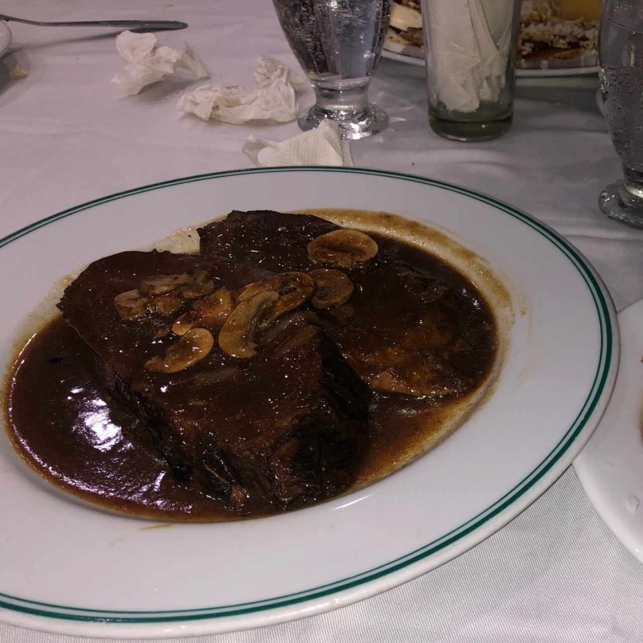 asado en salsa de champiñones