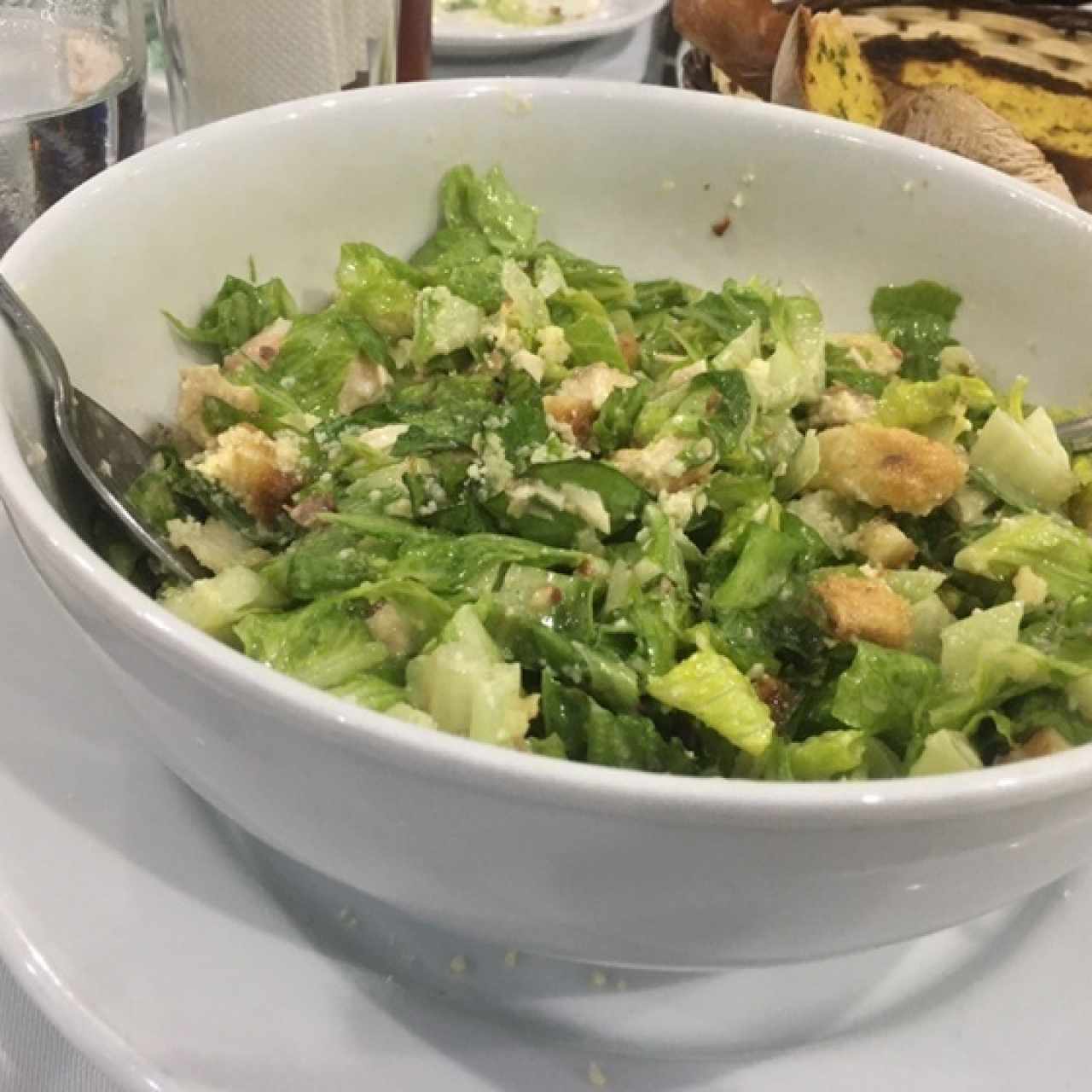 ensalada cesar con pollo y camarones