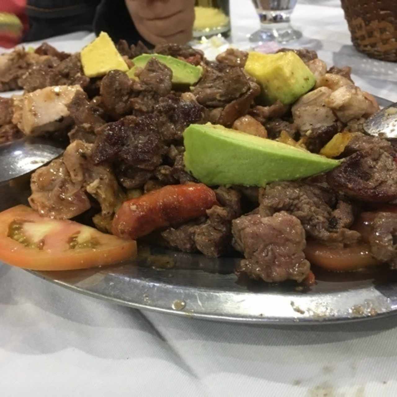 Parrilla de carne, pollo y chorizo para 2 personas
