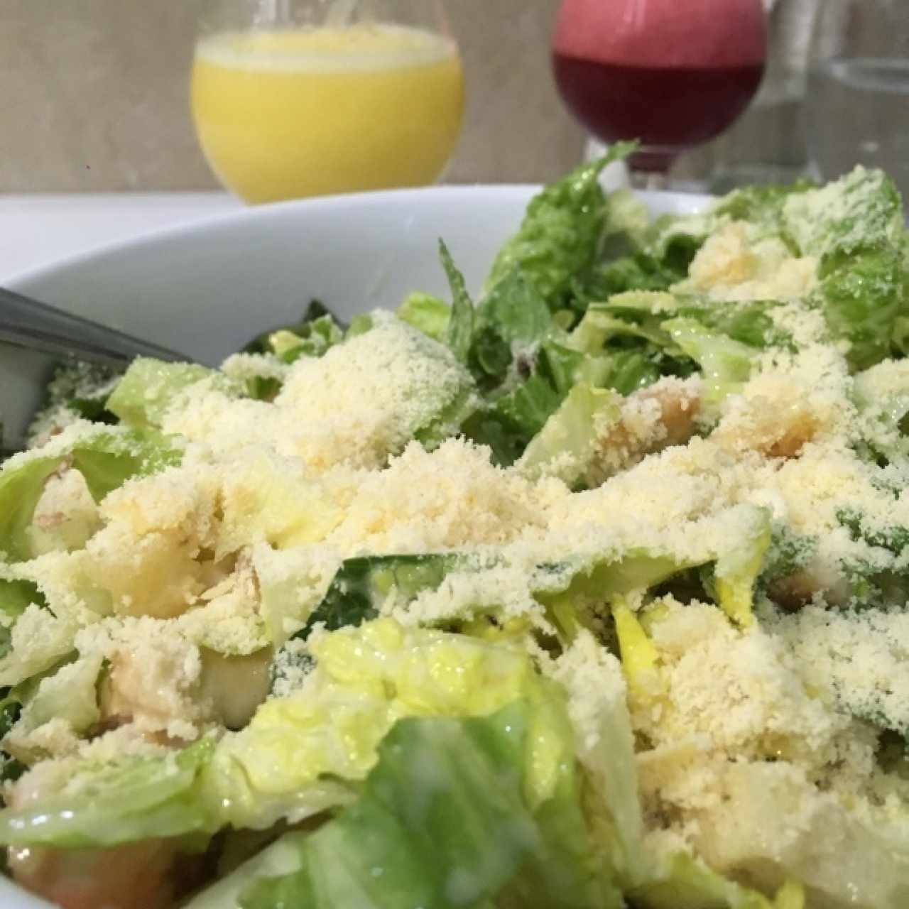 Ensalada Cesar con pollo y camarones