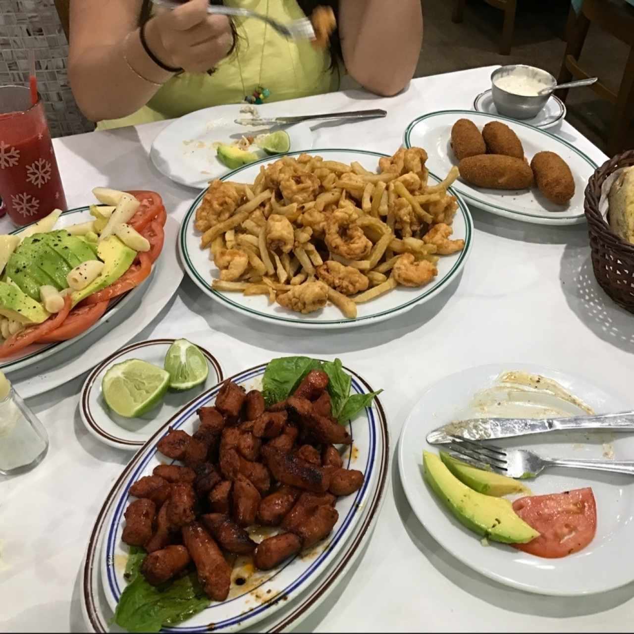chistorras, ensalda de palmito y aguacate,mixto rebosado de mariscos, crowuetas de mero y pan con ajo lo mejor 