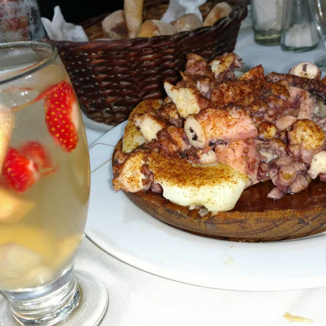 Pulpo a la gallega, pancito con ajo y una Hawaiana.