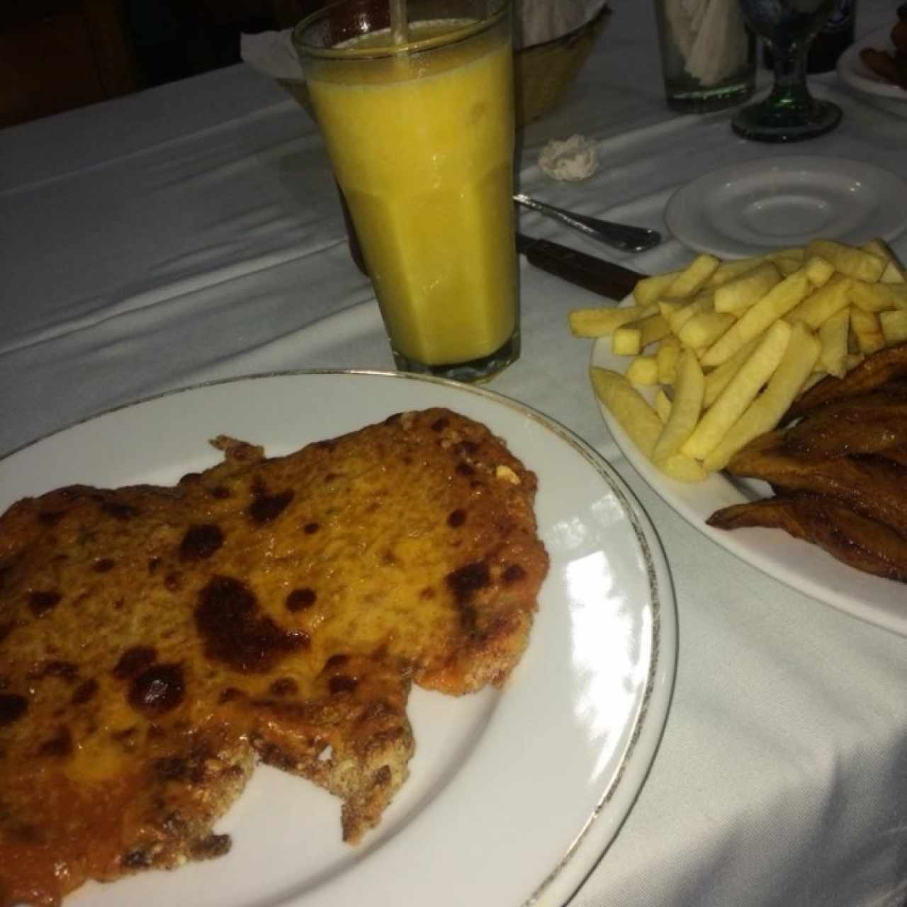 milanesa de pollo a la parmesana + batido de melocoton muy bueno.