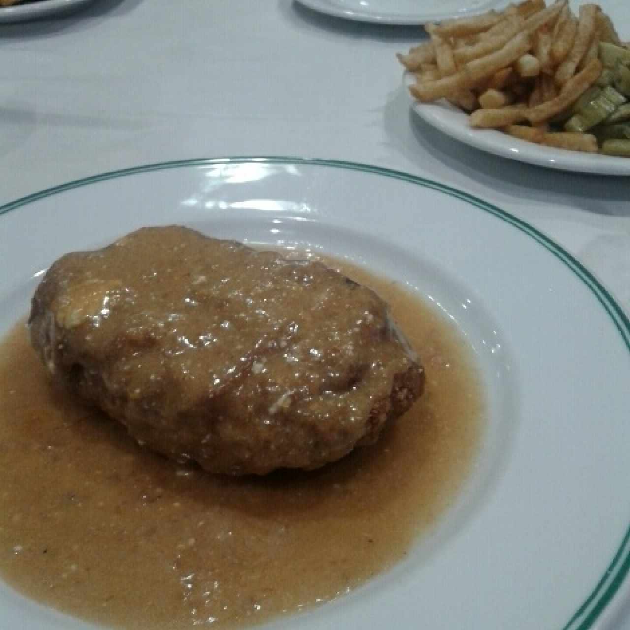 cordón blue de pollo con ensalada y papas fritas 