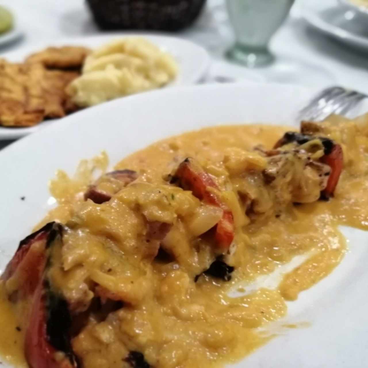 brochetas de mero en salsa de langosta