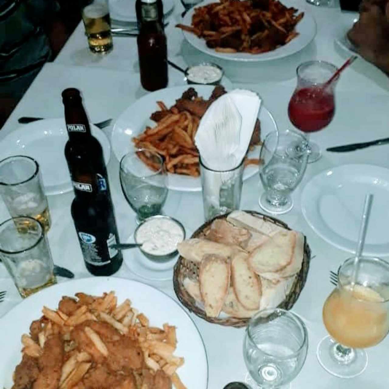 Pollo a la Canasta con salsa tártara.
