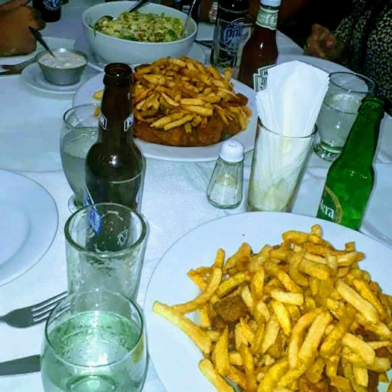 Pollo a la canasta y Ensalada César con camarones.