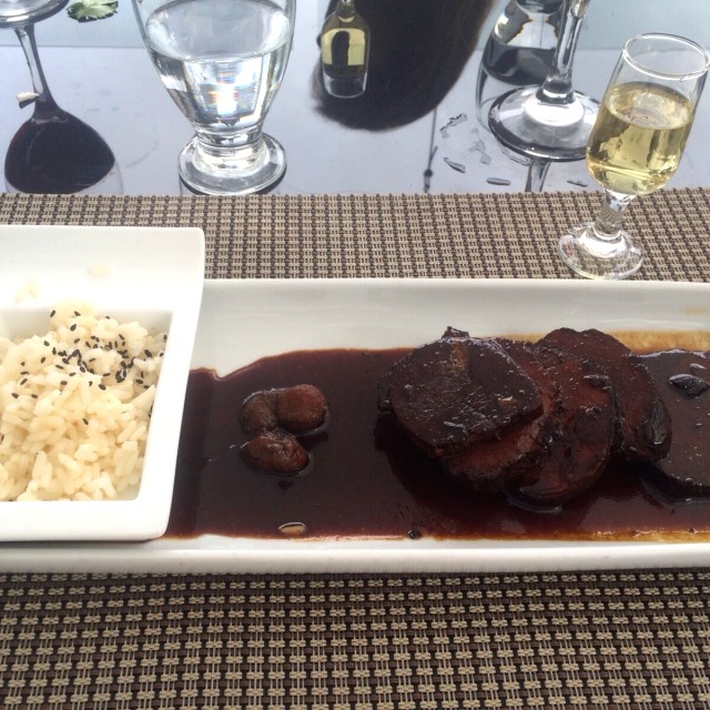 Asado negro con arroz y perlas de platano en almibar