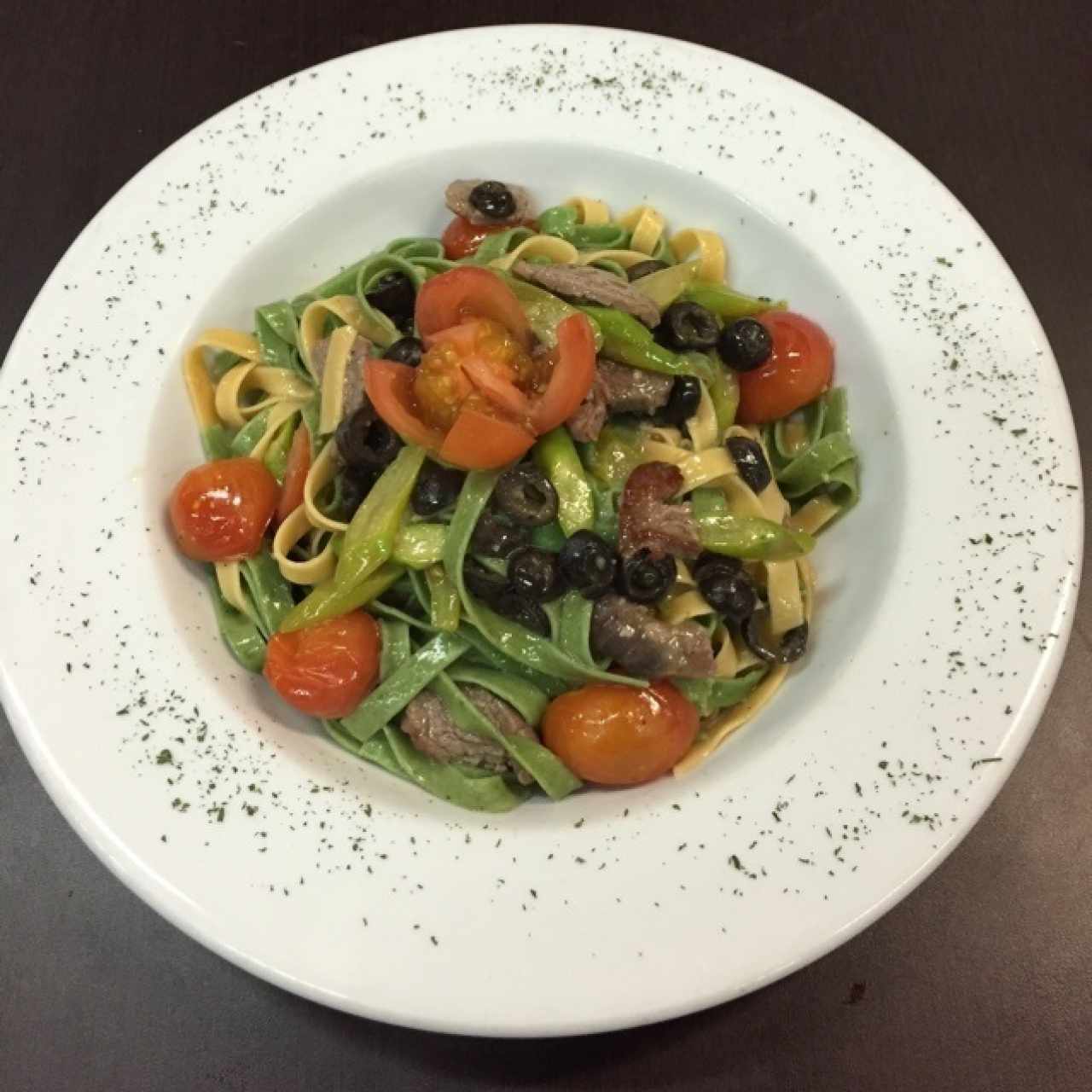 Fetuccines Bicolor con Lomito,champiñones y Aceitunas Negras
