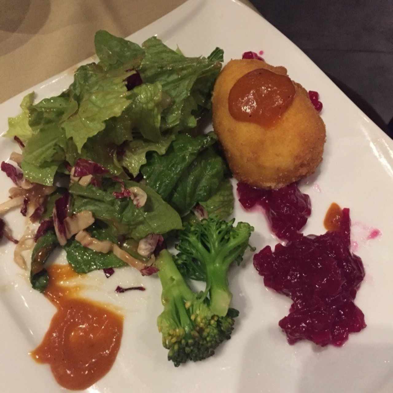 ensalada de esparragos,queso mozarella tempurizado 