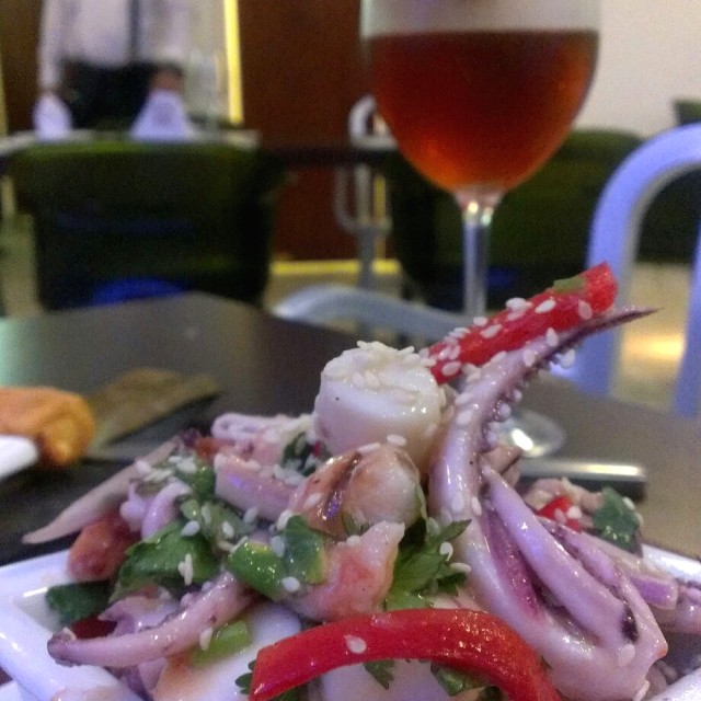 Ceviche de mariscos y cerveza Destilo