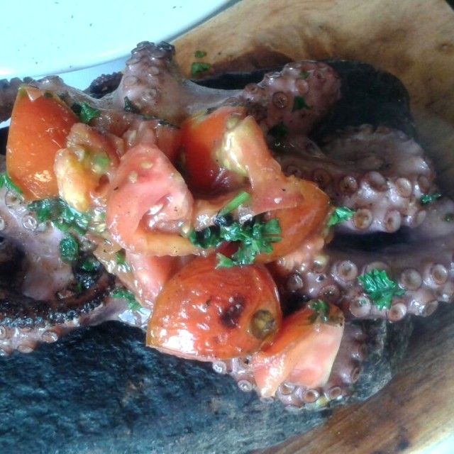 Pulpo en piedra volcánica