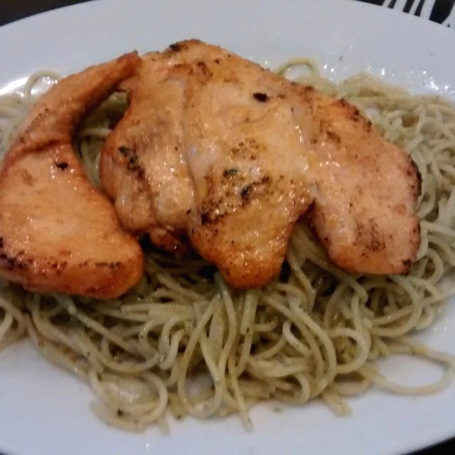 Tallarines verdes con pollo