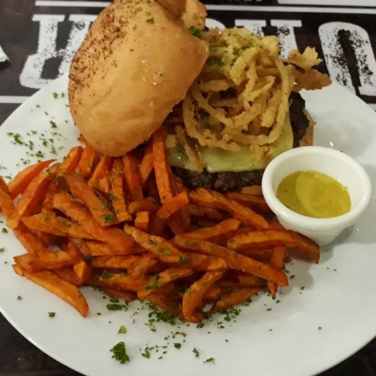 St. Louis con batatas y mayonesa de curry.