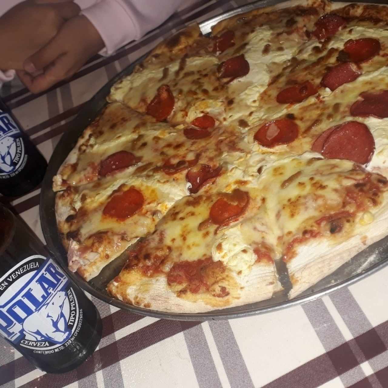pizza cuatro queso con extra de peperonni.